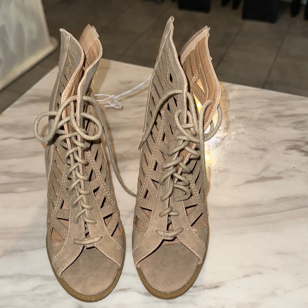 New never worn heeled shoes size 7 reports